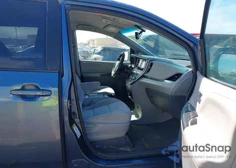 2015 Toyota Sienna Le 7 Passenger/Le 8 Passenger z USA, uszkodzony, nr VIN 5TDKK3DC1FS649434